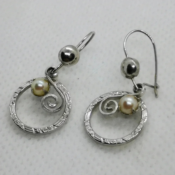 Jewelry - Sterling pearl earrings
